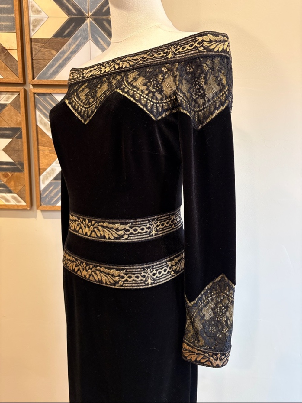 Tadashi Shoji Black Velvet Lace Long Sleeve Off-Shoulder Dress size 0 - Picture 4 of 12